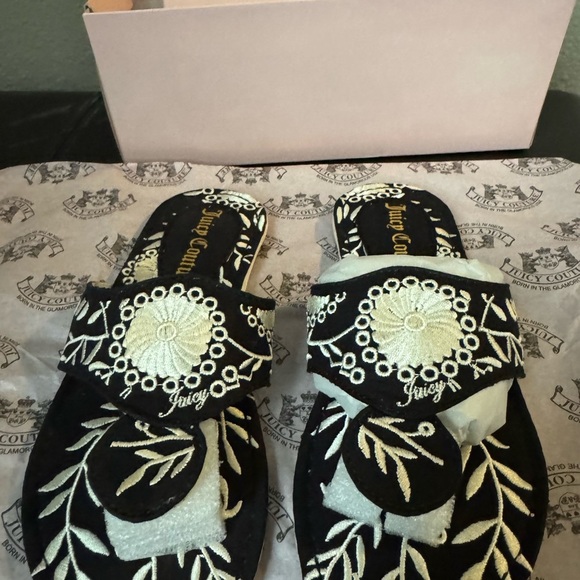 Juicy Couture Black and Cream Tiki Women's Sandals size 6 - Picture 2 of 12